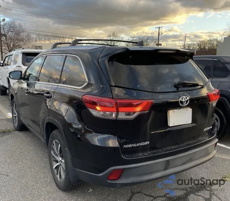 2019 Toyota Highlander Xle z USA, uszkodzony, nr VIN 5TDJZRFH7KS599622